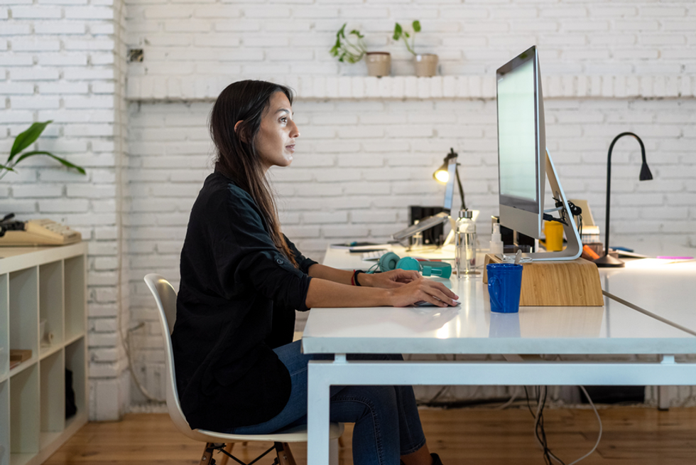 Accountant die ervoor zorgt dat de vereisten voor het onkostencontrolespoor worden nageleefd